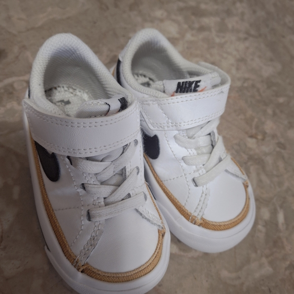 Nike Kids White and Black Sneakers with Tan Accents - Picture 4 of 9
